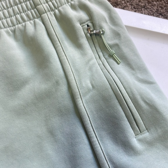 NWT OLD NAVY Dolphin-Hem Sweat Shorts-- 3-inch inseamCOOL ALMOND SIZE Medium - Picture 2 of 5